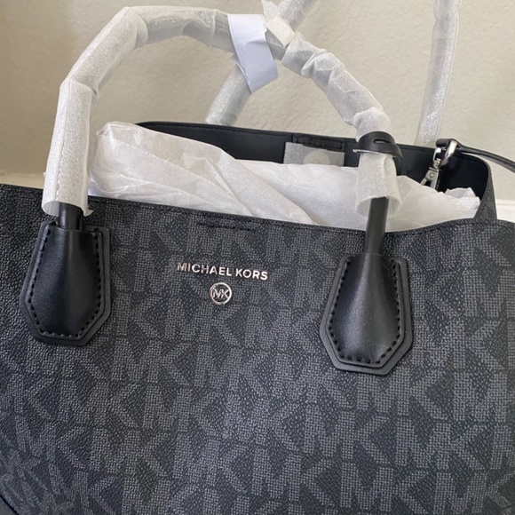 Brand New🖤 Michael Kors Medium Black handbag! - Picture 2 of 6